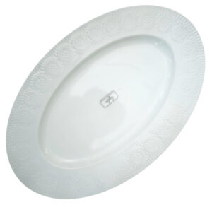 Biały talerz porcelanowy