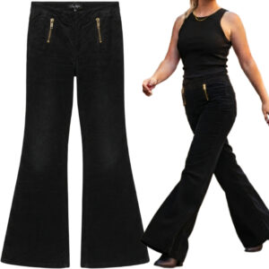 Czarne damskie spodnie sztruksowe Flare szeroka nogawka M 38 Odkryj połączenie elegancji i swobody z tymi czarnymi spodniami sztruksowymi. Ten wyjątkowy model to idealna propozycja dla kobiet, które cenią sobie modne rozwiązania w codziennych stylizacjach. Krój typu Flare z bardzo szeroką nogawką na dole nie tylko pięknie prezentuje się w ruchu, ale także optycznie wydłuża nogi, stanowiąc świetną bazę dla wielu outfitów, od casualowych po bardziej wyjściowe. Wykonane z bawełny z domieszką elastanu, spodnie są miękkie w dotyku, elastyczne i doskonale dopasowują się do sylwetki. Charakterystycznym elementem modelu są ozdobne złote zamki przy kieszeniach z przodu i z tyłu, które dodają spodniom nowoczesnego sznytu. Spodnie wyposażone są łącznie w trzy kieszenie – dwie z przodu oraz jedną z tyłu – co łączy funkcjonalność z estetyką. To obowiązkowy element garderoby dla każdej miłośniczki stylu, która szuka czegoś wyjątkowego.