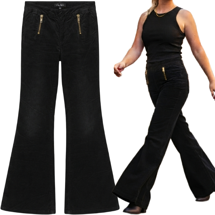 Czarne damskie spodnie sztruksowe Flare szeroka nogawka M 38 Odkryj połączenie elegancji i swobody z tymi czarnymi spodniami sztruksowymi. Ten wyjątkowy model to idealna propozycja dla kobiet, które cenią sobie modne rozwiązania w codziennych stylizacjach. Krój typu Flare z bardzo szeroką nogawką na dole nie tylko pięknie prezentuje się w ruchu, ale także optycznie wydłuża nogi, stanowiąc świetną bazę dla wielu outfitów, od casualowych po bardziej wyjściowe. Wykonane z bawełny z domieszką elastanu, spodnie są miękkie w dotyku, elastyczne i doskonale dopasowują się do sylwetki. Charakterystycznym elementem modelu są ozdobne złote zamki przy kieszeniach z przodu i z tyłu, które dodają spodniom nowoczesnego sznytu. Spodnie wyposażone są łącznie w trzy kieszenie – dwie z przodu oraz jedną z tyłu – co łączy funkcjonalność z estetyką. To obowiązkowy element garderoby dla każdej miłośniczki stylu, która szuka czegoś wyjątkowego.